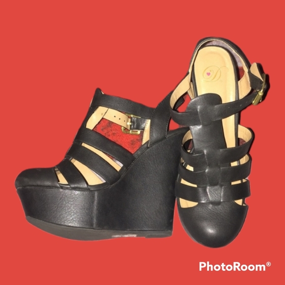 Shoes - Black wedge closed toe shoes
